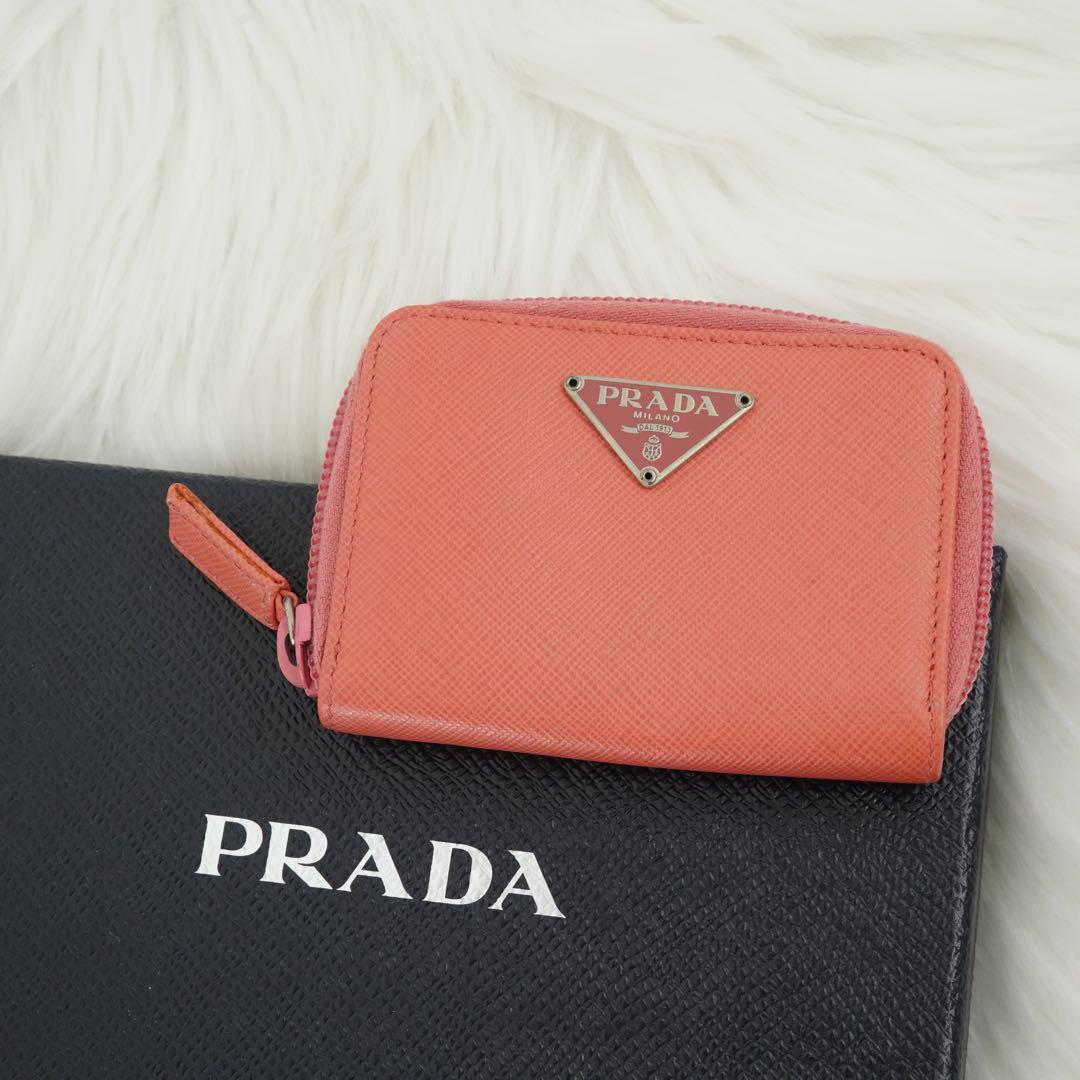 極美品　PRADA プラダ　キーケース　サフィアーノ　三角プレート　金具　赤系