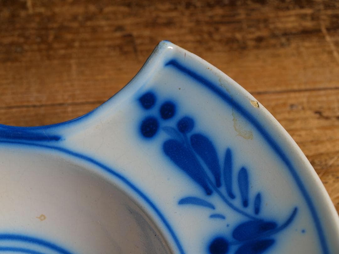 たか様 白釉薬 植物柄のひげ皿マニセススペイン古陶19世紀髭皿/J553