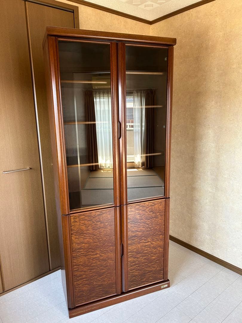 久和屋　ブラウン木製ガラス扉本棚、食器棚