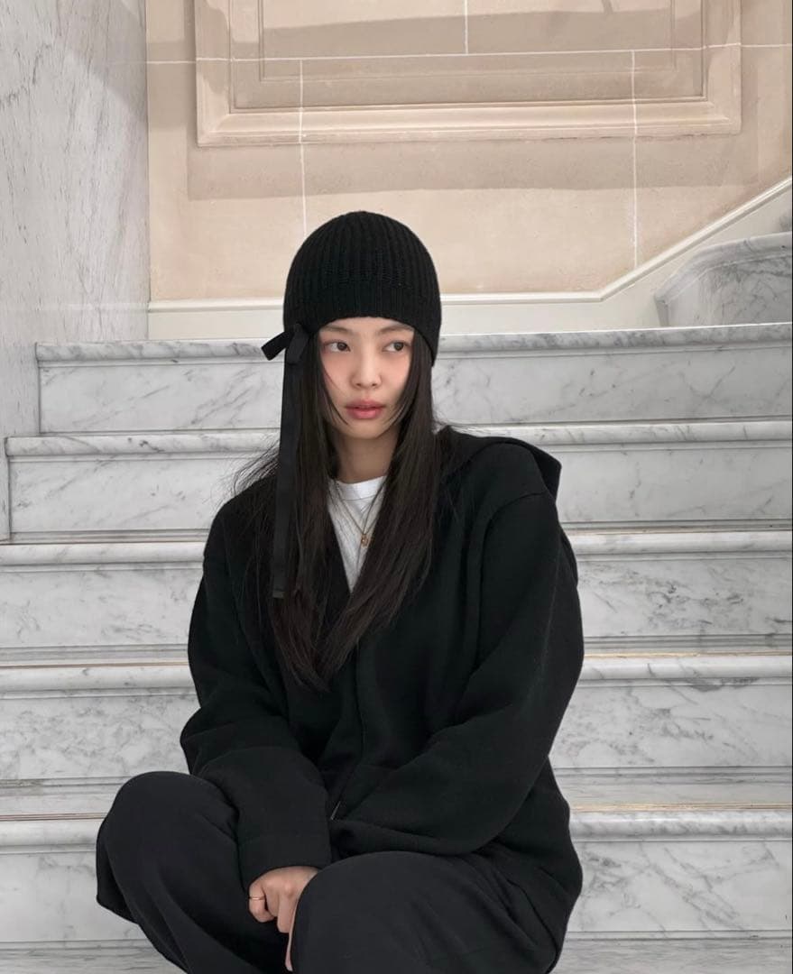 ブラックピンクジェニー着用CHANELシャネル24B カシミアリボンニット