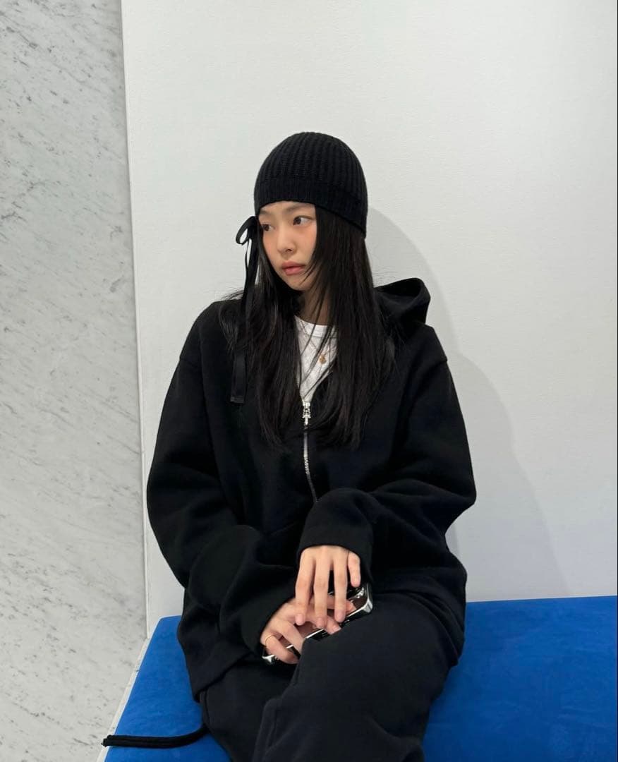 ブラックピンクジェニー着用CHANELシャネル24B カシミアリボンニット