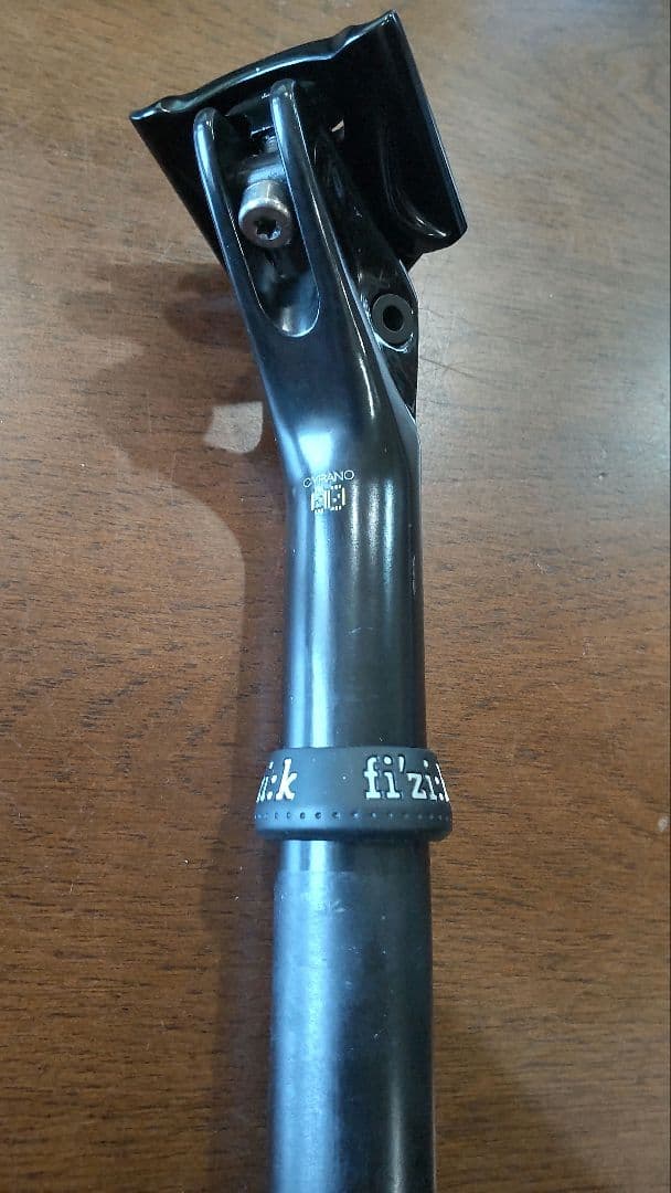 fi'zi:k フィジーク シートポスト 27.2mm CYRANO00