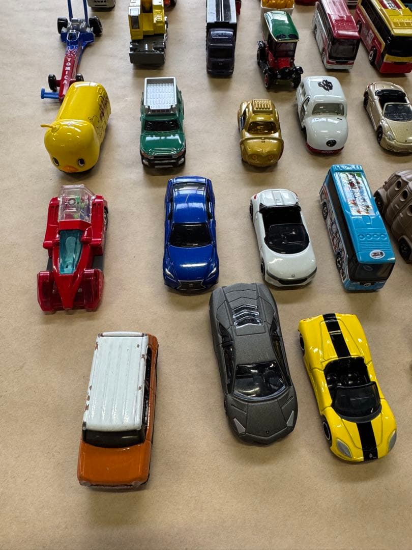 トミカ等　ミニカーまとめ売り　67個