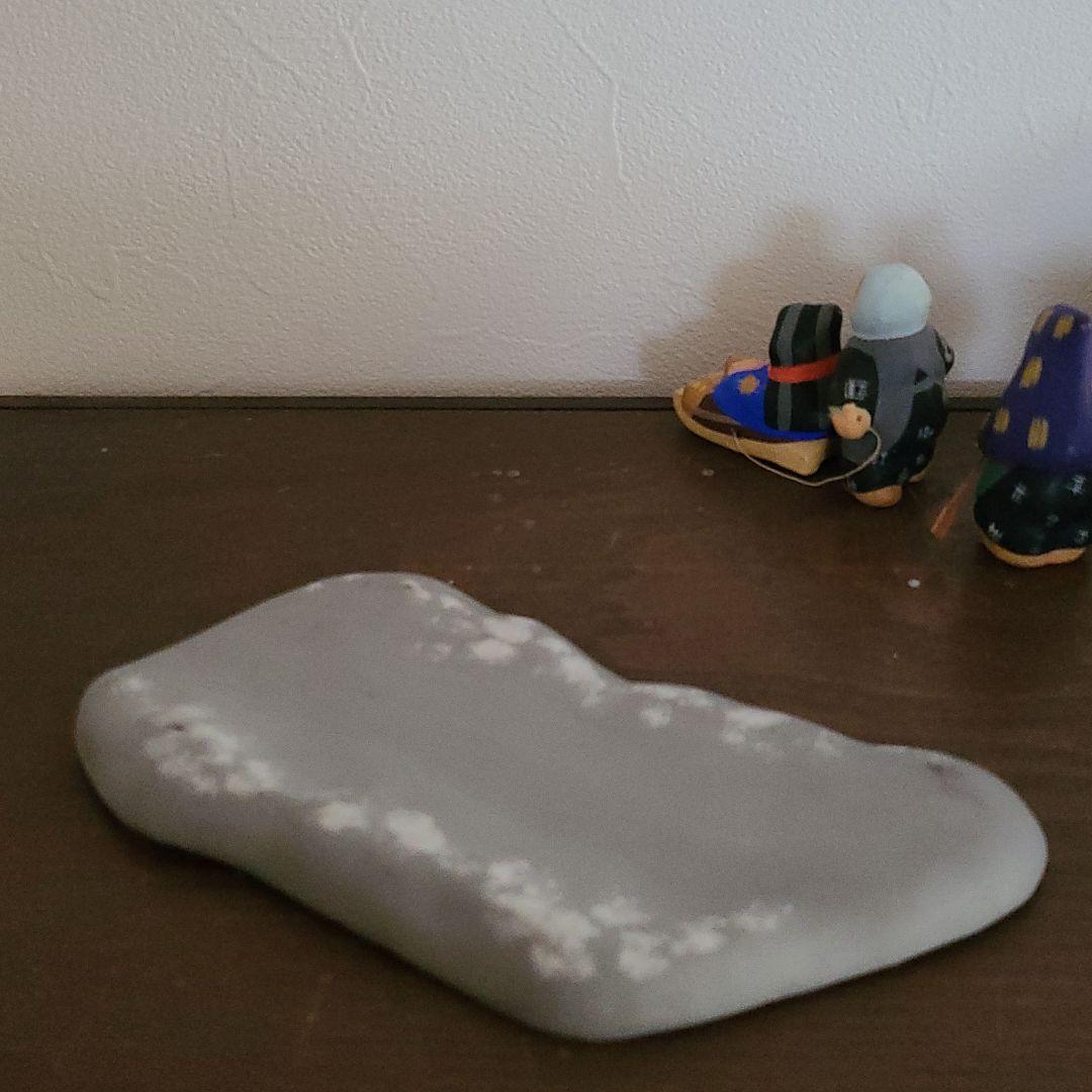 古いもの　雪国の子供　陶器の人形
