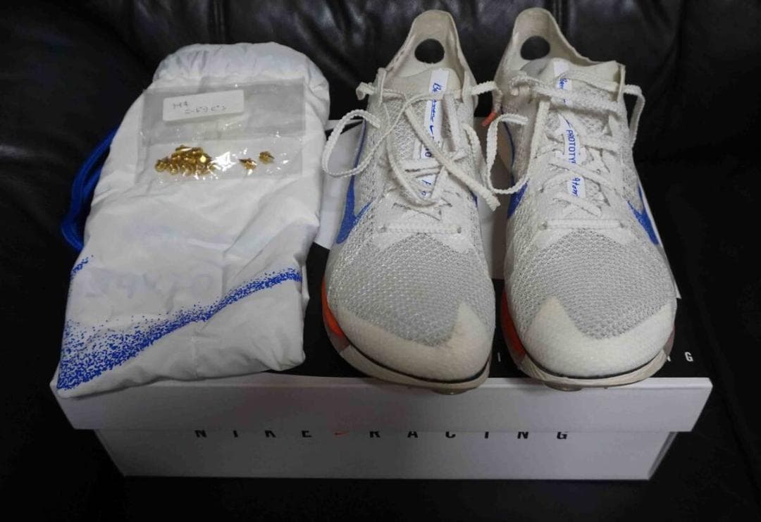 《NIKE　ナイキビクトリー2ブループリント》陸上 シューズケース＆ニードルピン