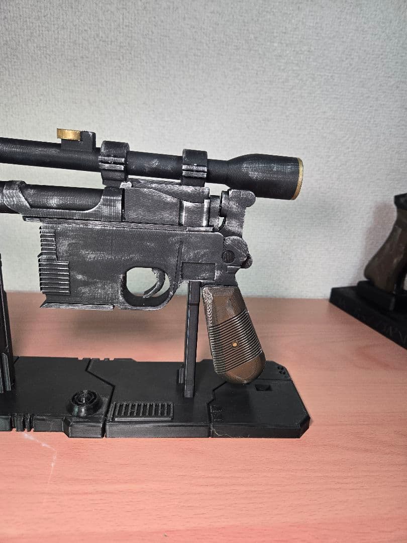 STAR WARS　ハン・ソロ　ブラスター　DL-44　レプリカ　台座付き