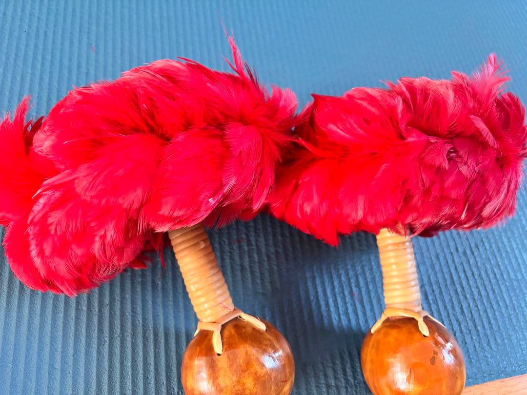 フラダンス用　羽毛装飾マラカス・ウリウリ、赤色　ジャンク品