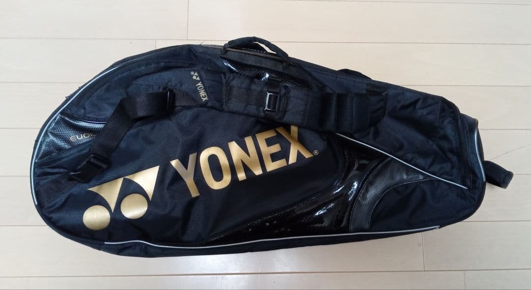 【値下げしました】　YONEX　テニスラケットバッグ （ブラック×金ロゴ）