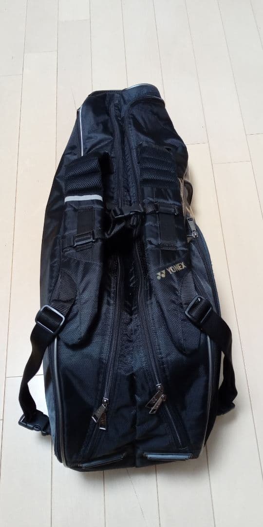 【値下げしました】　YONEX　テニスラケットバッグ （ブラック×金ロゴ）