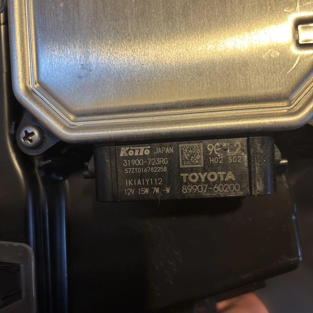 ランドクルーザー250 VX ヘッドライト　角目　新車外し