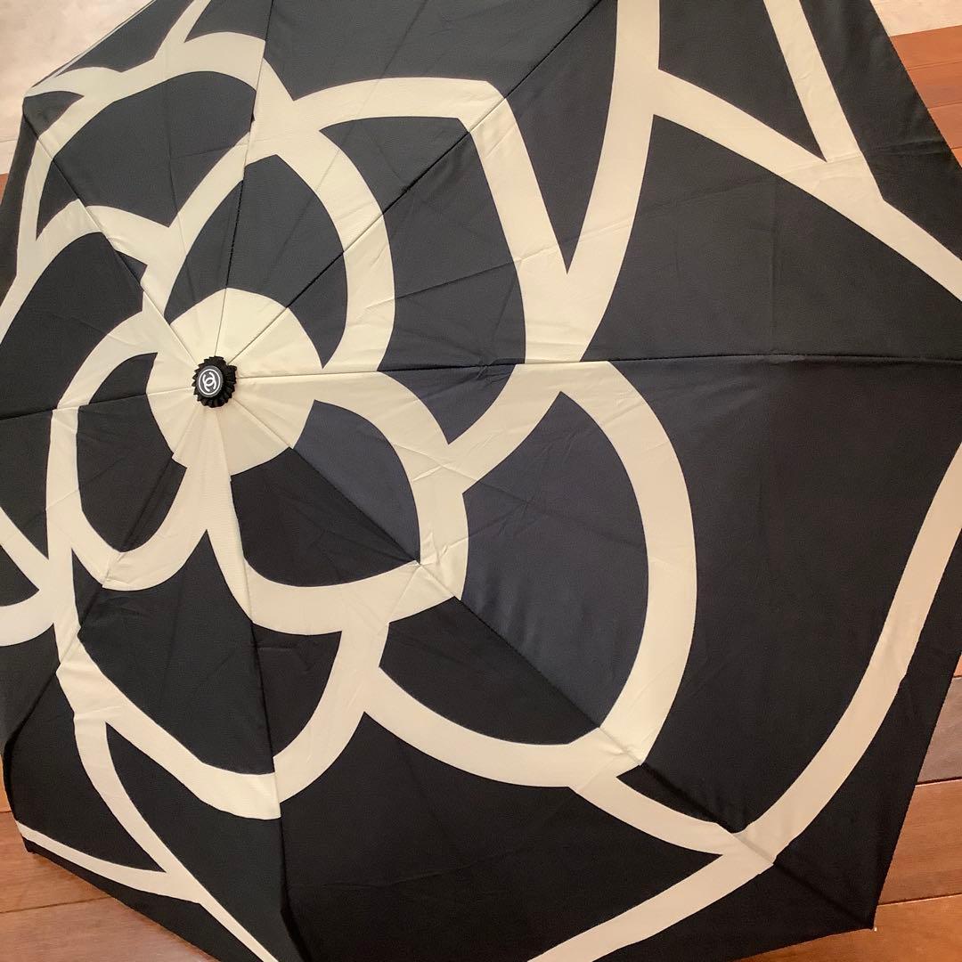 CHANEL 折りたたみ傘　ノベルティ　カメリア柄　ワンタッチ開閉