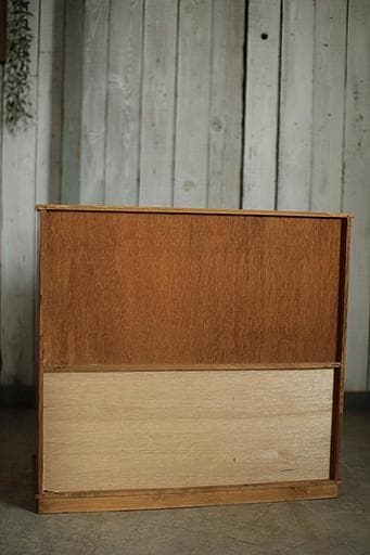 古い小ぶりな木製のモールガラス戸棚×木製小引き出し3段