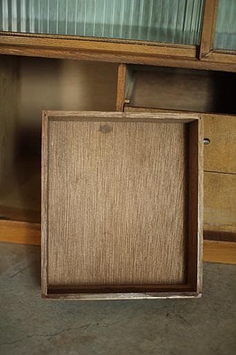 古い小ぶりな木製のモールガラス戸棚×木製小引き出し3段