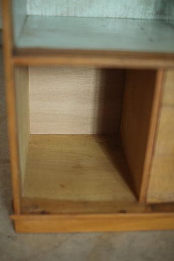 古い小ぶりな木製のモールガラス戸棚×木製小引き出し3段