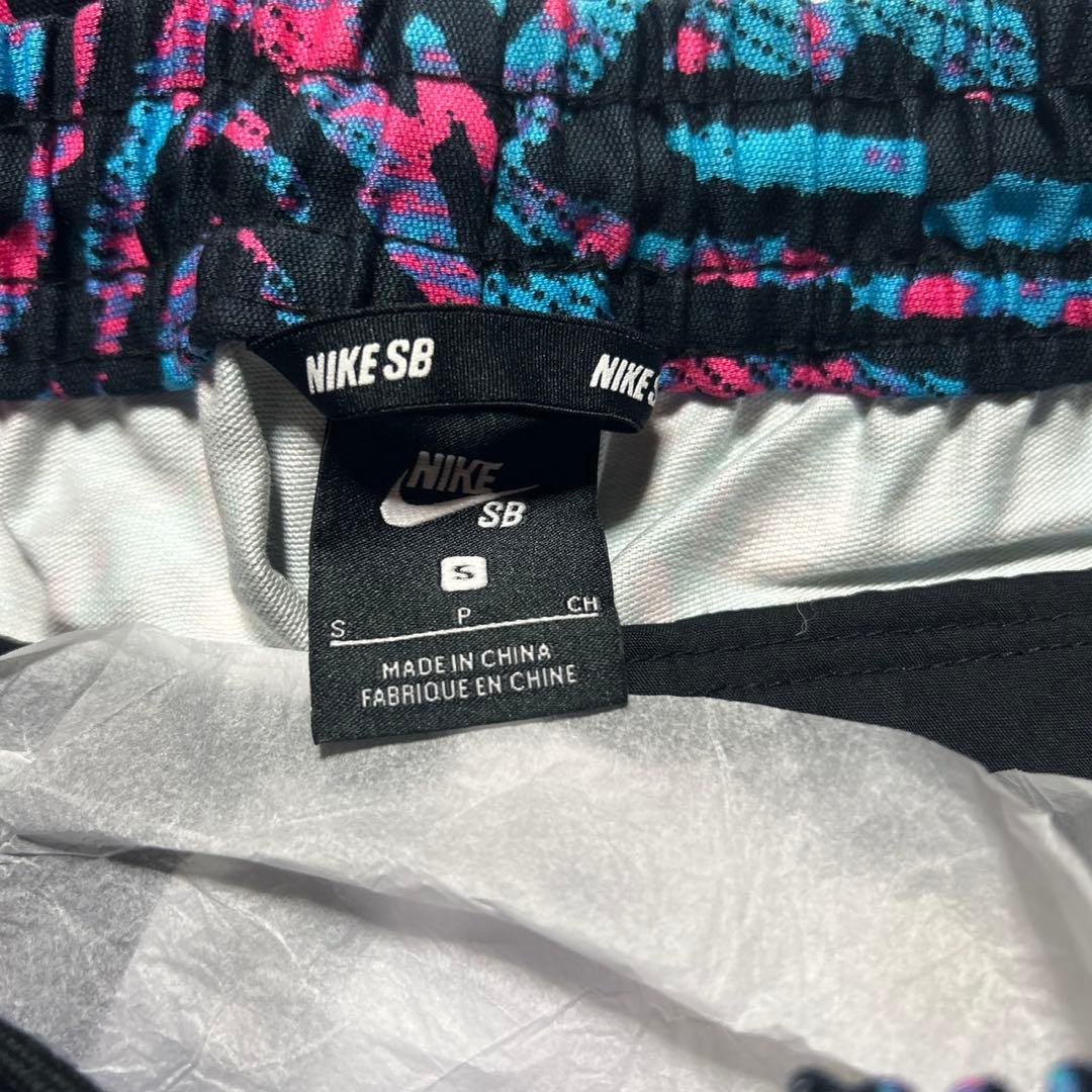 新品タグ付きNIKE SB ナイキ　エスビー　総柄パンツ