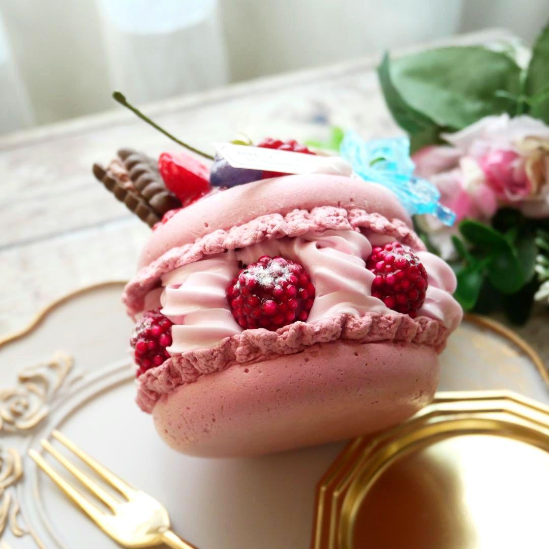 【ミッチー様】フェイクスイーツ❤︎‬ホワイトローズ飾り♡ベリーマカロンリスケーキ