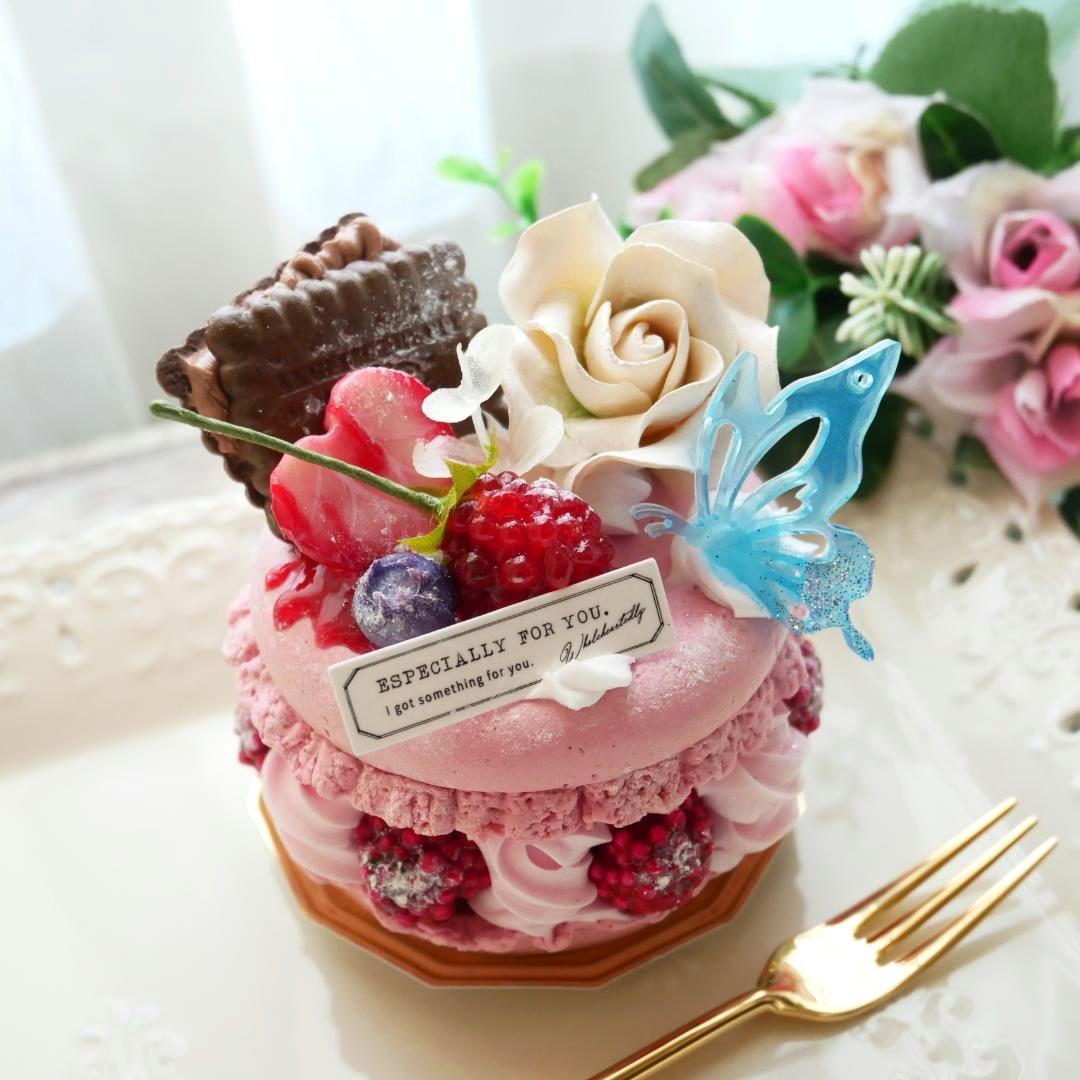 【ミッチー様】フェイクスイーツ❤︎‬ホワイトローズ飾り♡ベリーマカロンリスケーキ