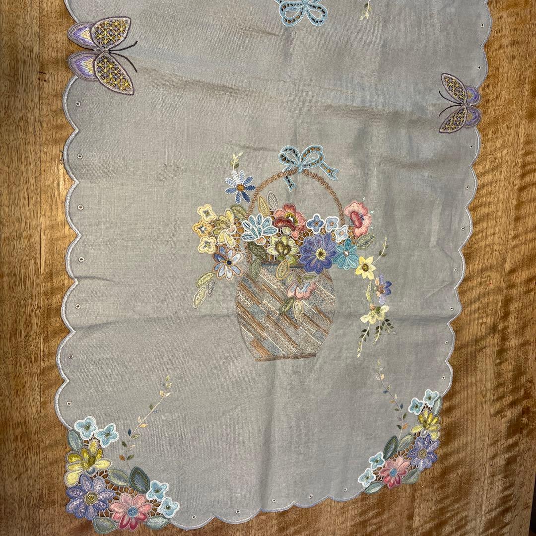 戸塚刺繍作品　テーブルクロス 花かご