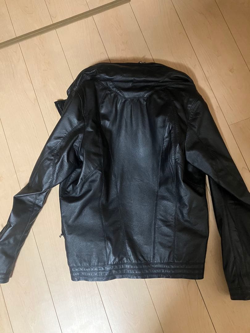フード付きブラックレザージャケット シルエット　めっちゃ綺麗です。