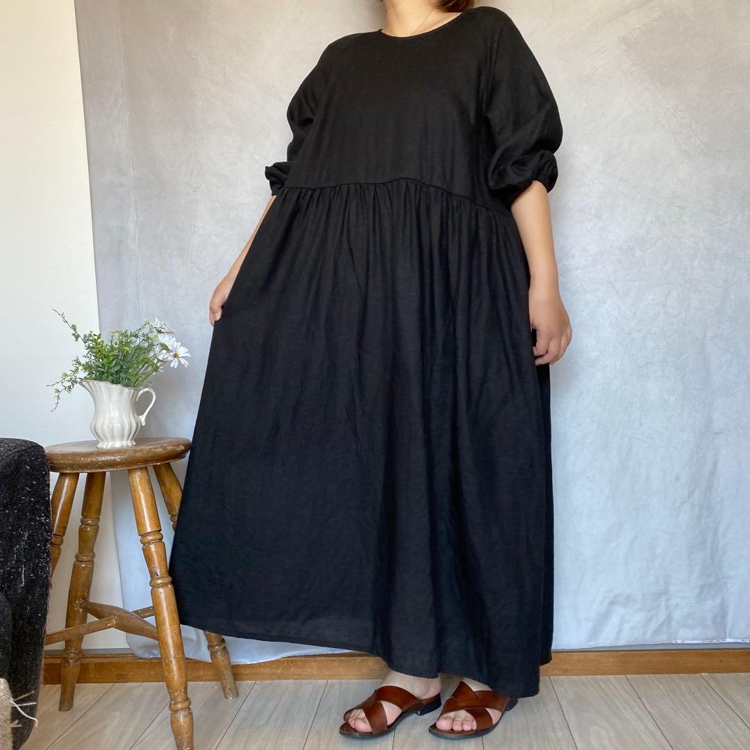 黒い長袖ワンピース フレアデザイン