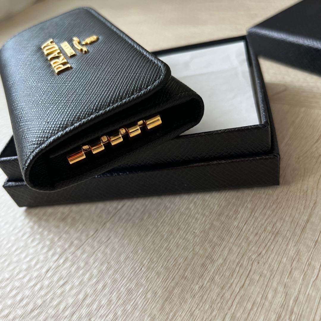 美品！プラダ PRADA キーケース ネロ サフィアーノ レザー メタル 4連
