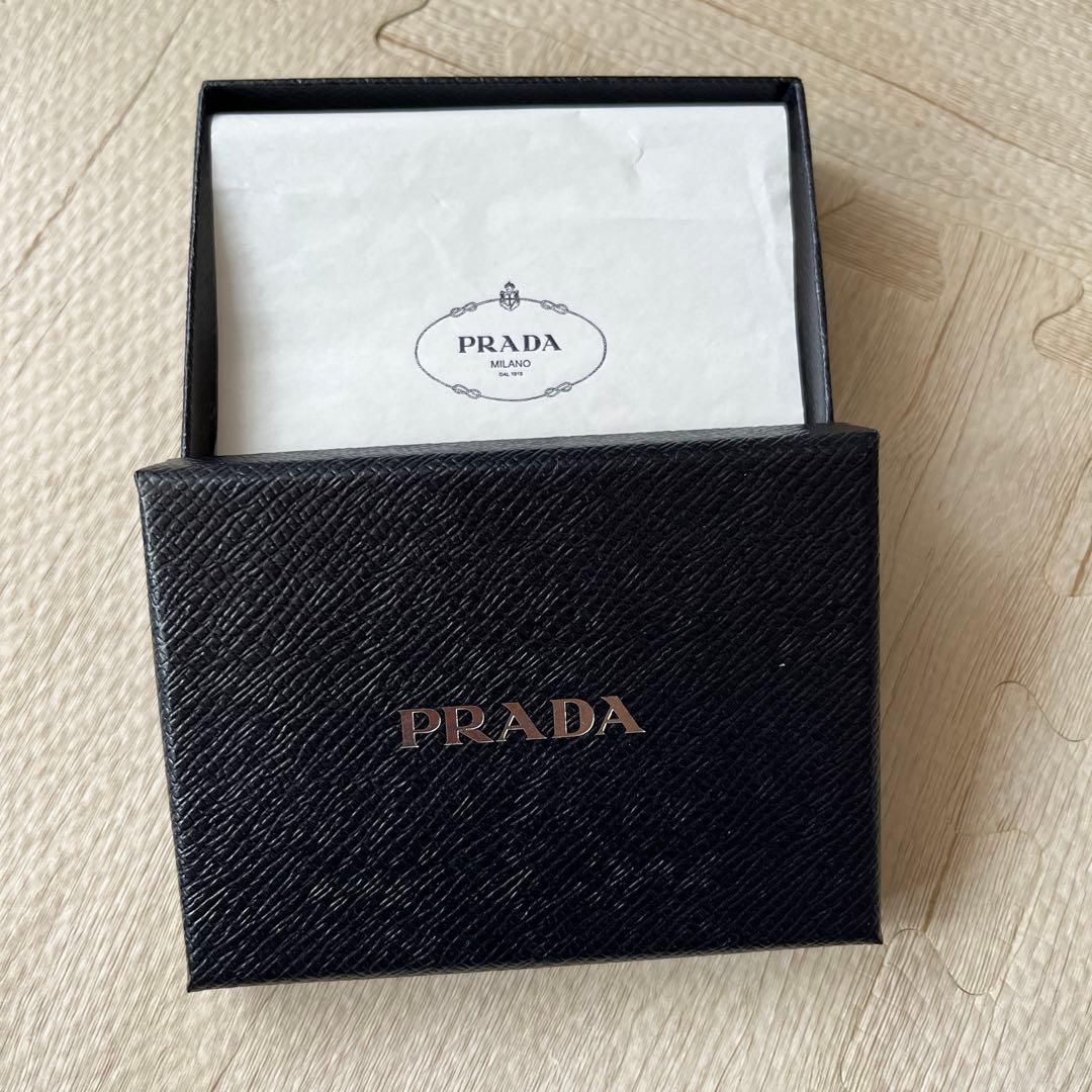 美品！プラダ PRADA キーケース ネロ サフィアーノ レザー メタル 4連
