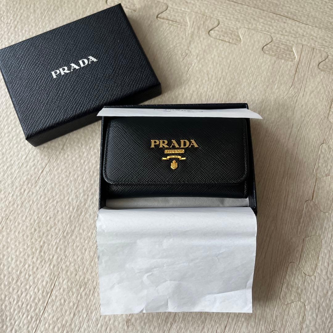 美品！プラダ PRADA キーケース ネロ サフィアーノ レザー メタル 4連