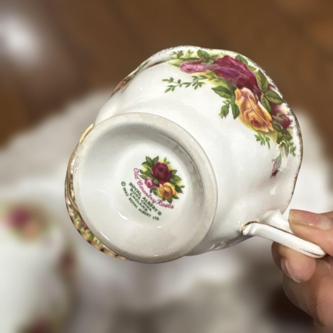 サービス出品ロイヤルアルバートトリオニセット（ペア）薔薇の美しさ　オススメ美品