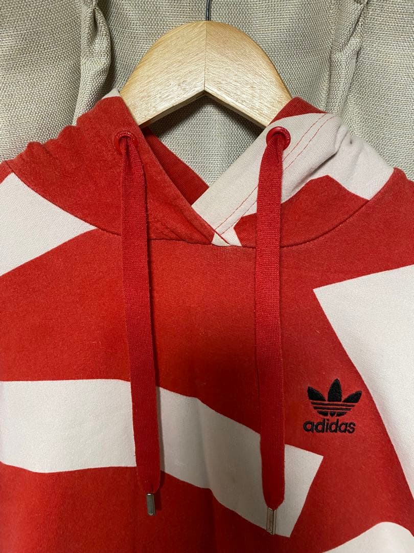 「adidas Originals 総柄パーカー」