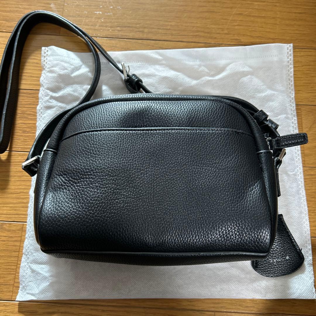美品！アニエスベー ショルダーバッグ ロゴ型押し チャーム レザー ブラック