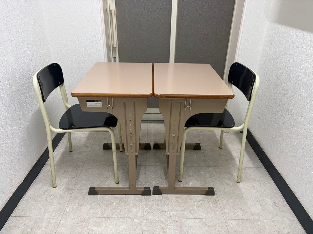 学校机　椅子　2セット　引き取り限定　大阪摂津市からです。　近場は自社配達可能