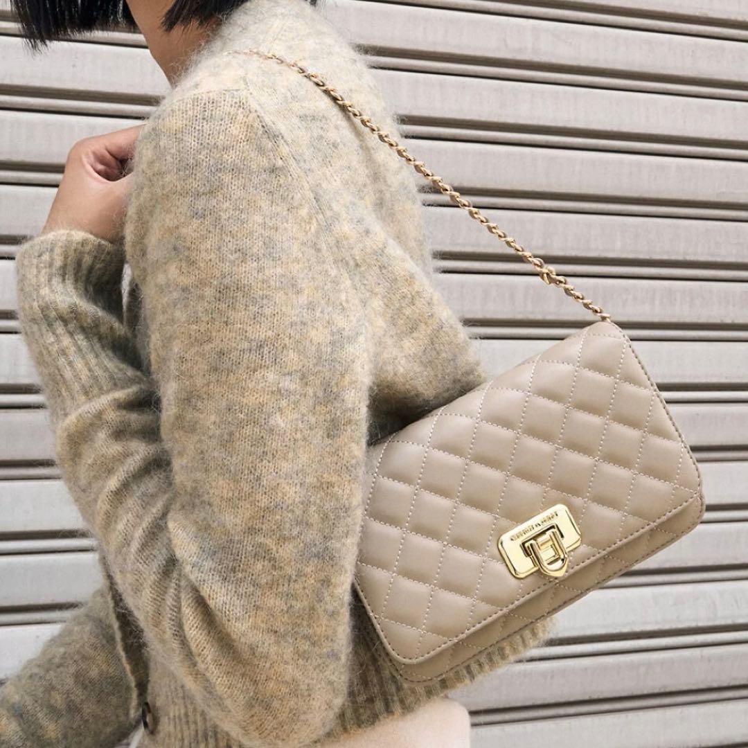 CHARLES & KEITH バッグ　キルトプッシュロッククラッチ