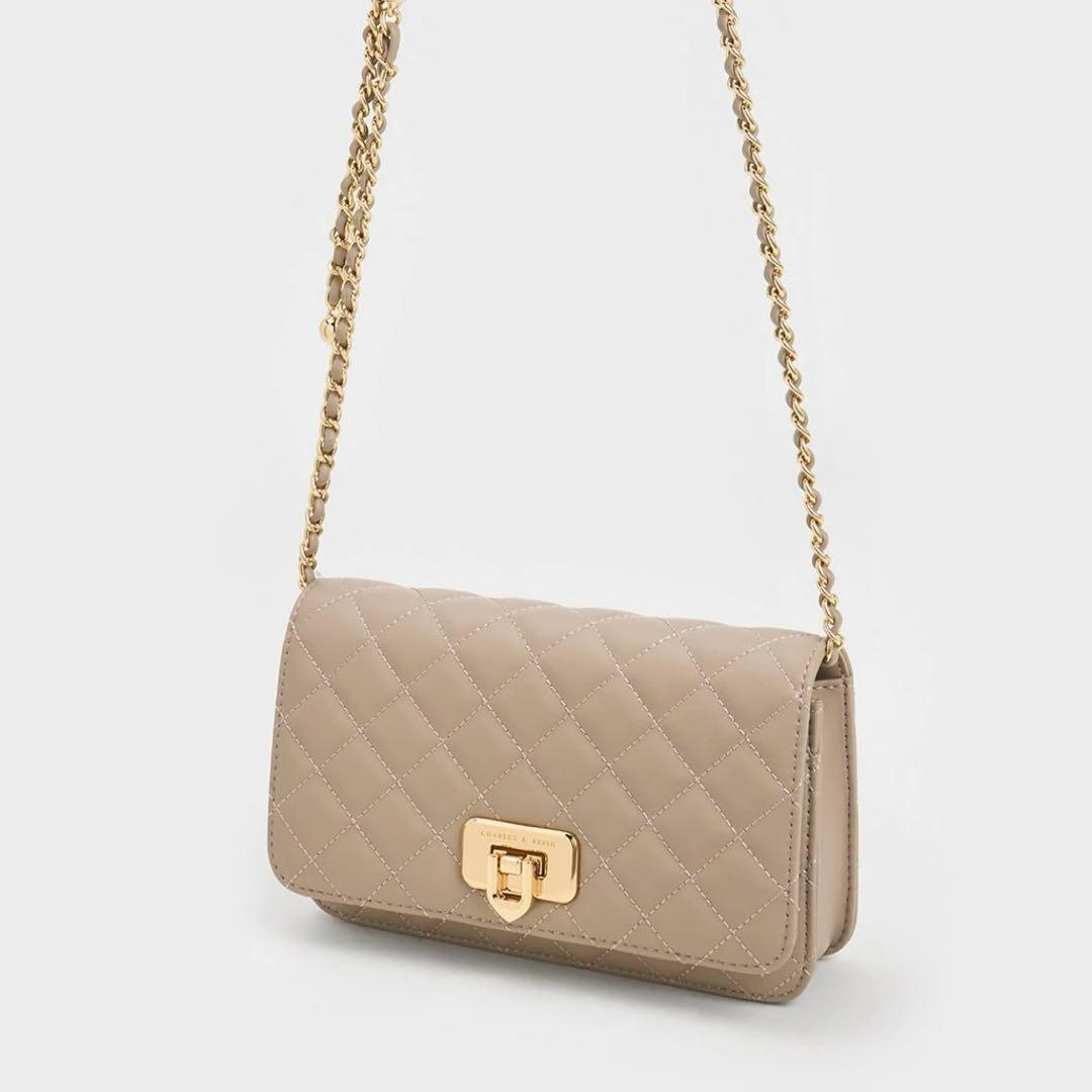 CHARLES & KEITH バッグ　キルトプッシュロッククラッチ