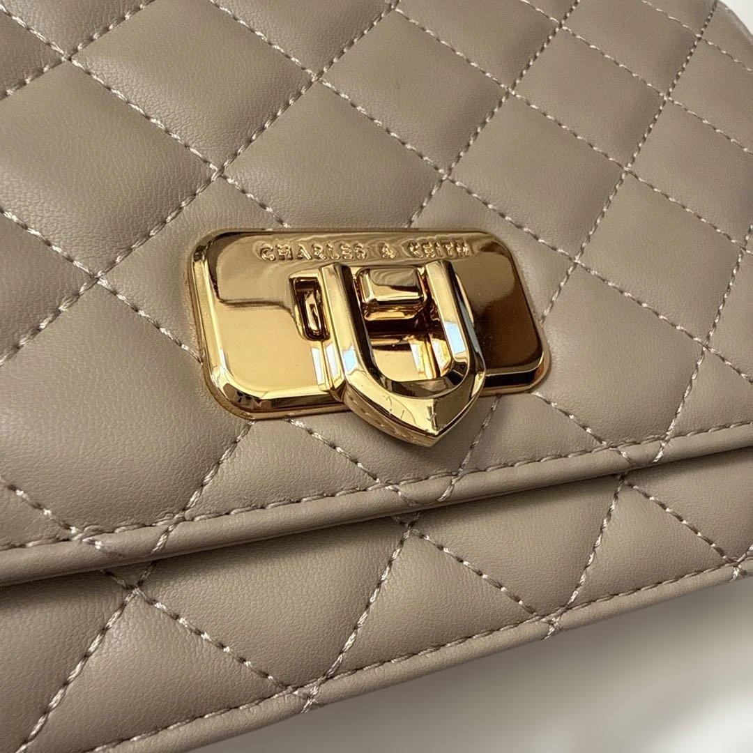 CHARLES & KEITH バッグ　キルトプッシュロッククラッチ