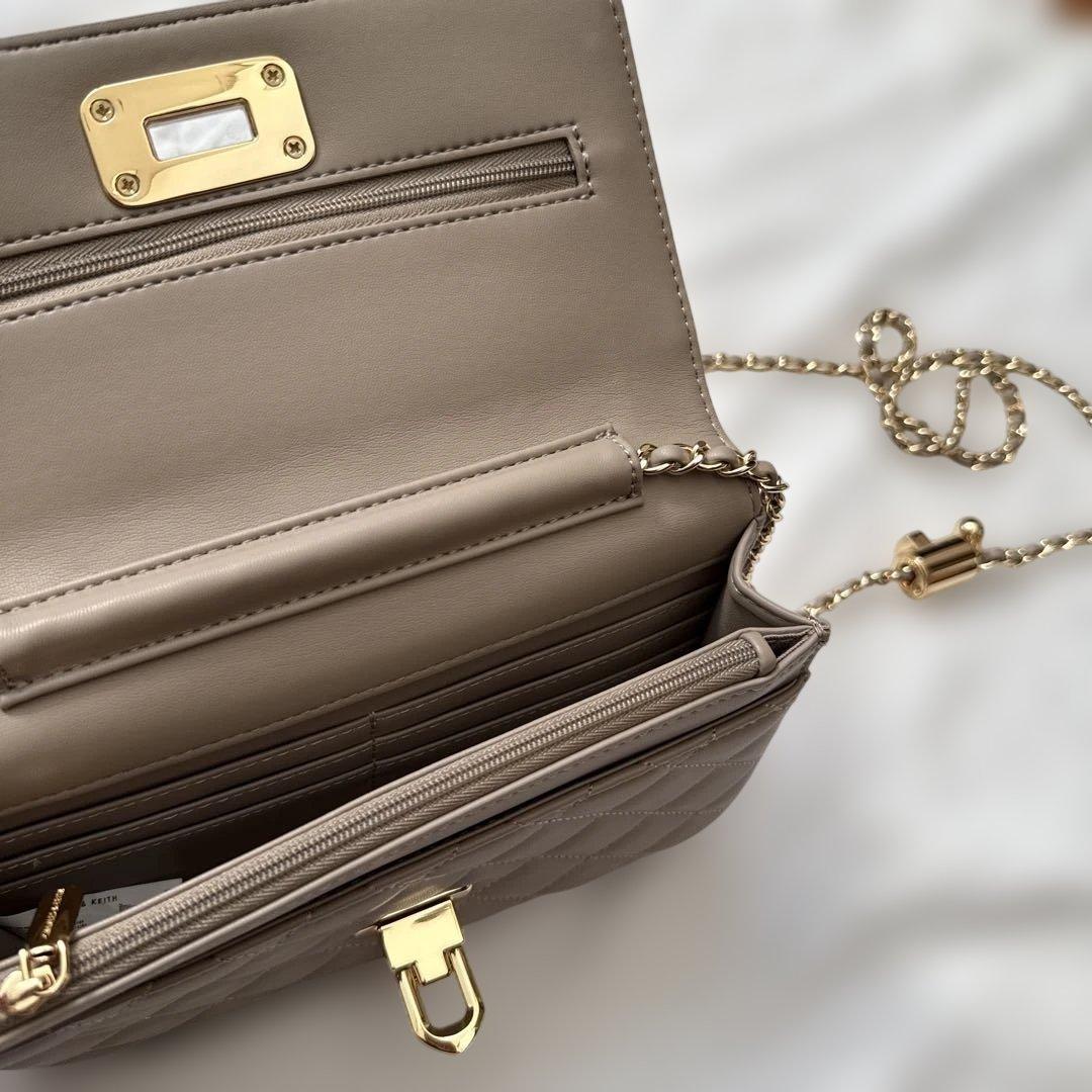 CHARLES & KEITH バッグ　キルトプッシュロッククラッチ