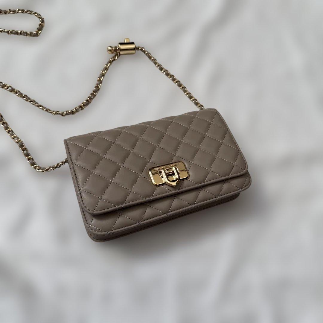 CHARLES & KEITH バッグ　キルトプッシュロッククラッチ