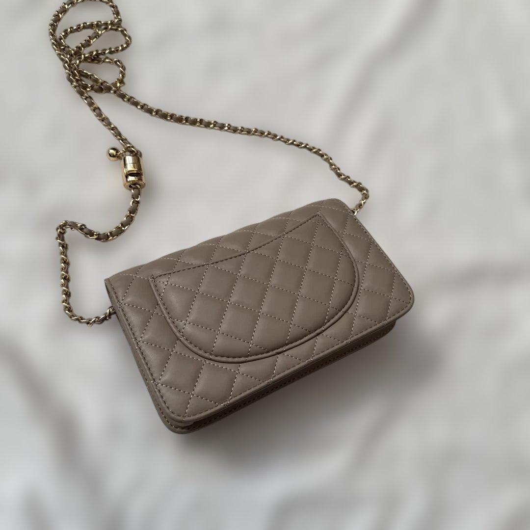 CHARLES & KEITH バッグ　キルトプッシュロッククラッチ