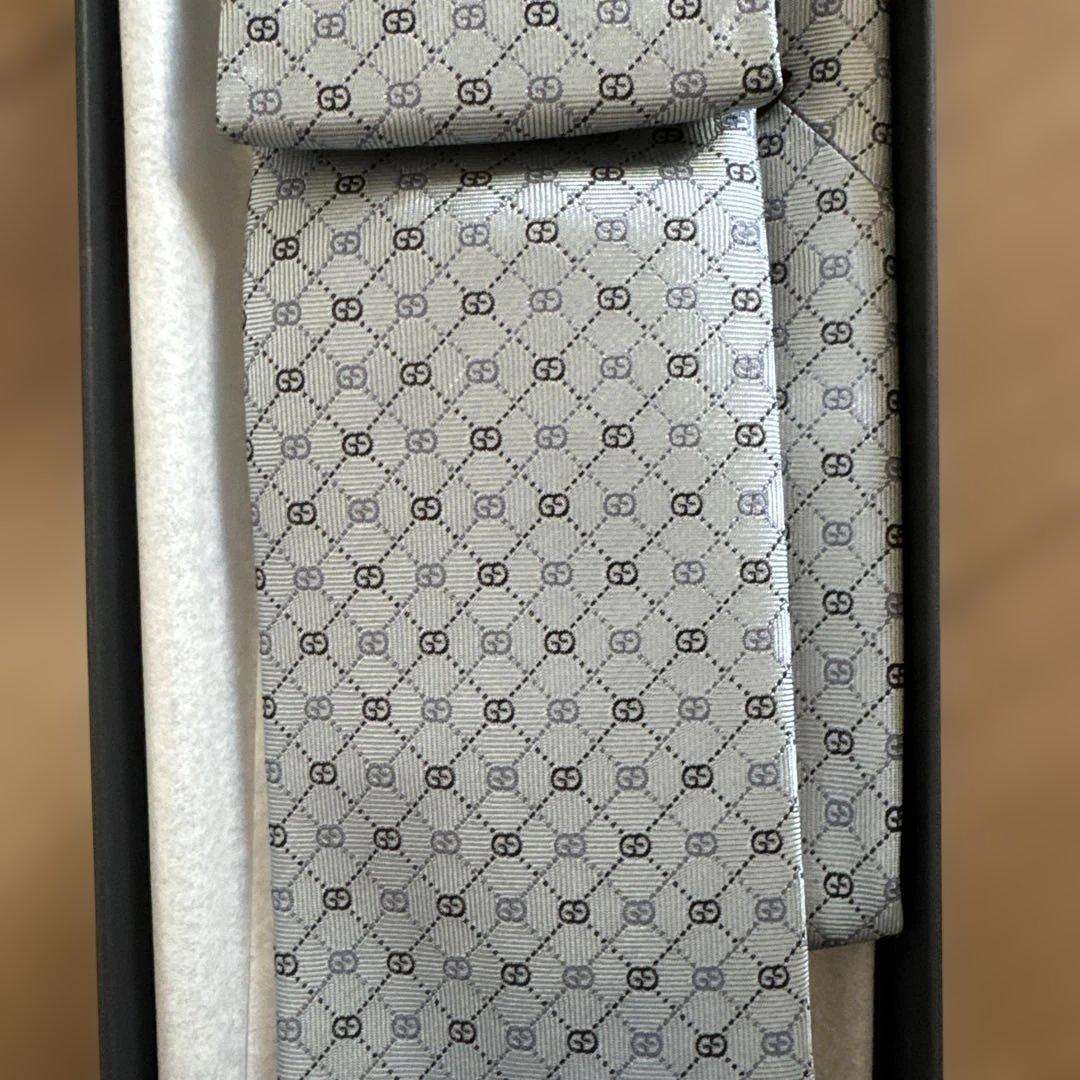 ［新品未使用箱入り］GUCCI グレー 幾何学模様 ネクタイ