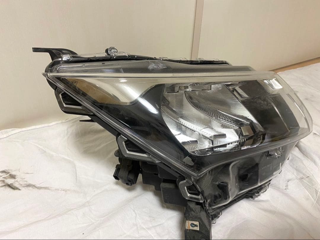 M900A ルーミー　後期　右ヘッドライト　中古