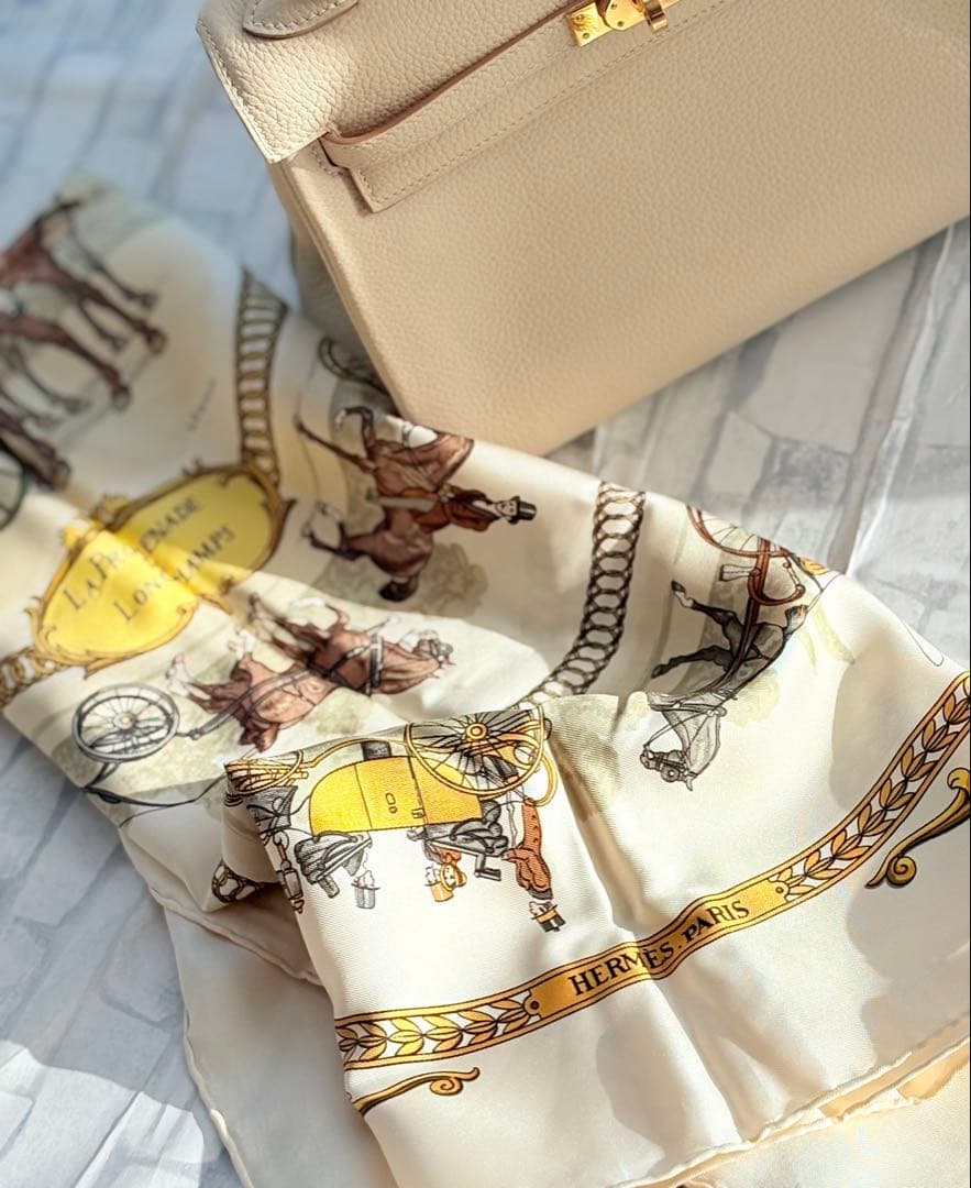正規品　HERMES エルメス カレ90ロンシャンの散歩 白×ゴールド スカーフ
