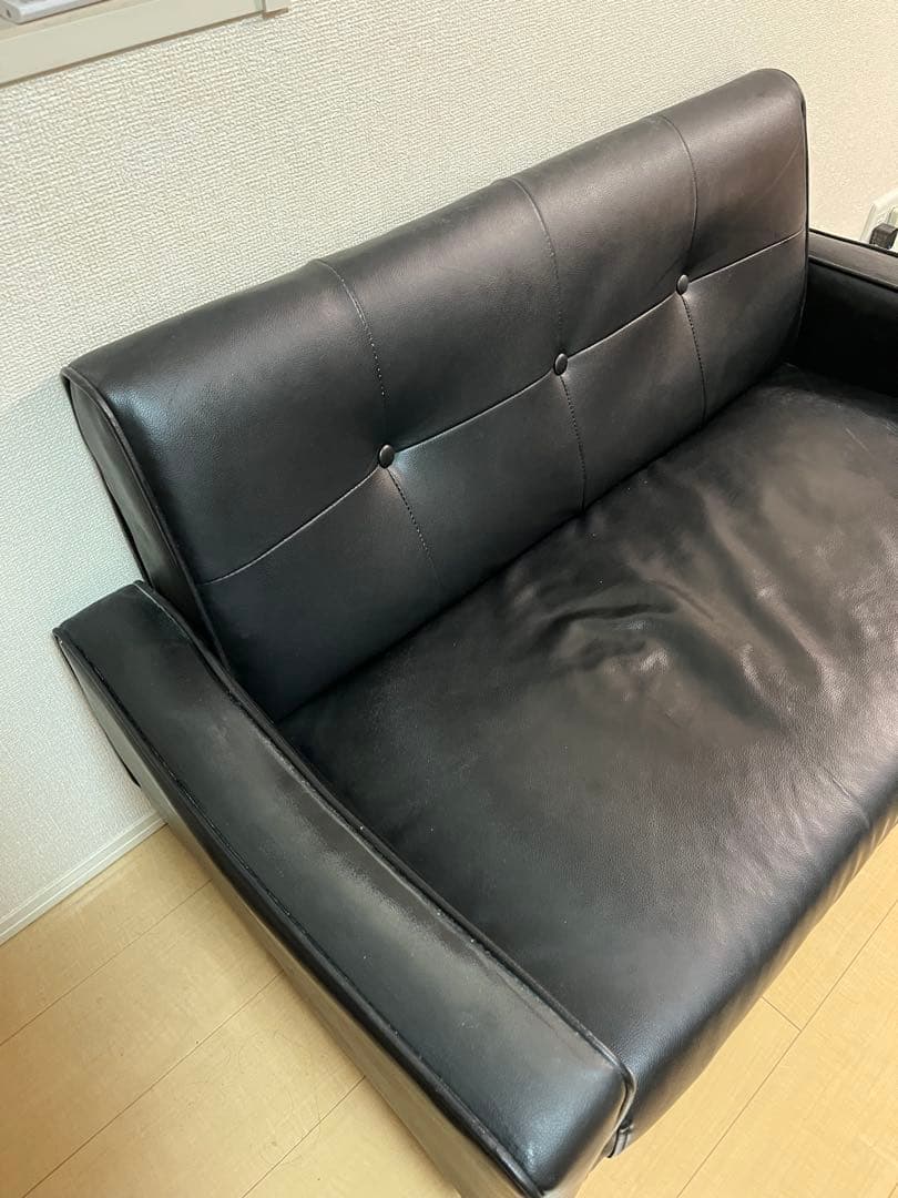 【送料込み・再値下げ】黒い合成皮革の2人掛けソファ