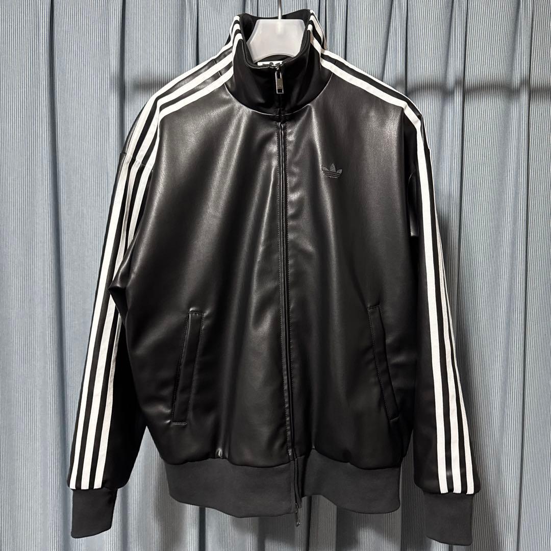 adidas フェイクレザージャケット