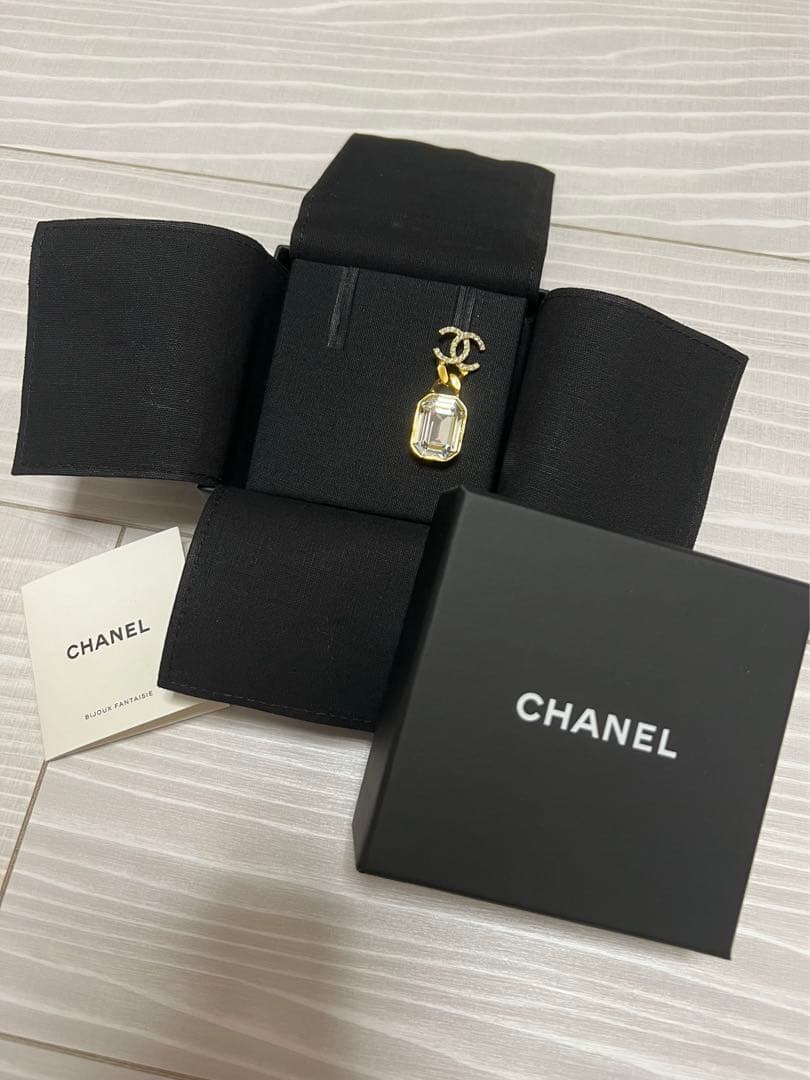 シャネル　ピアス　CHANEL 片耳 箱　ココマーク　クリスタル