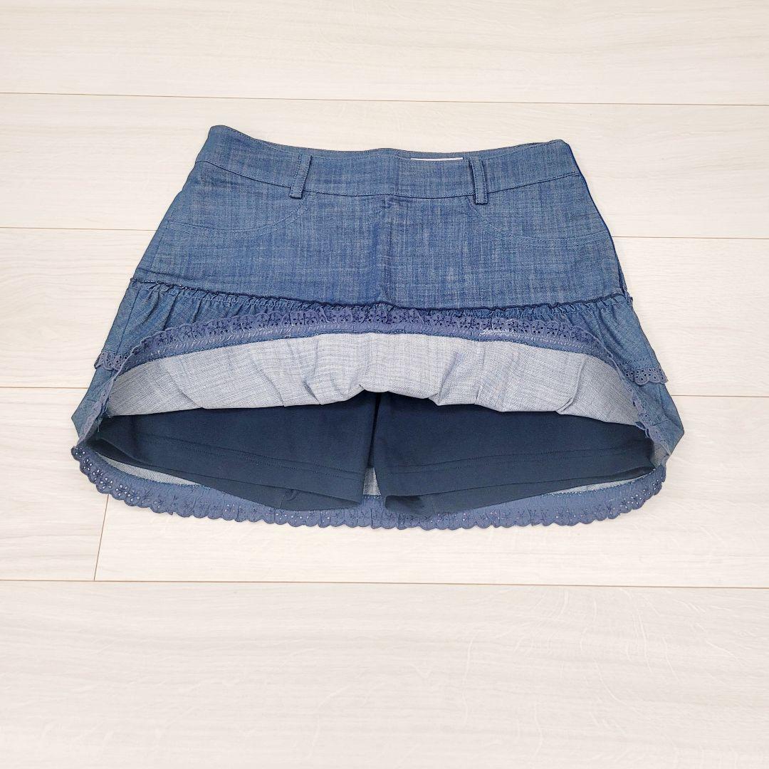 マンシング デニムブルー フリルスカートとホワイトショットパンツ