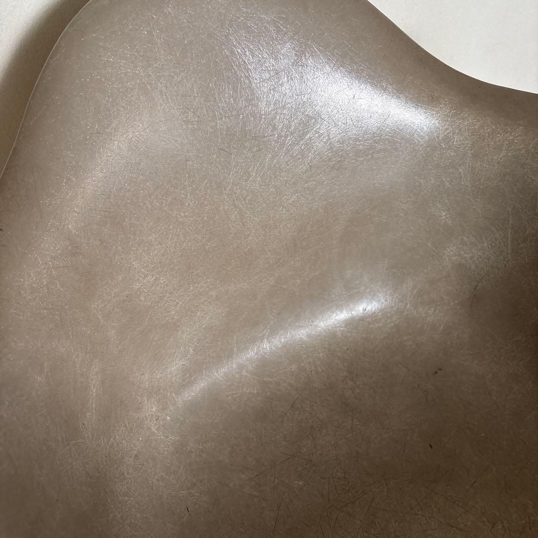 ハーマンミラー Eames Arm shell