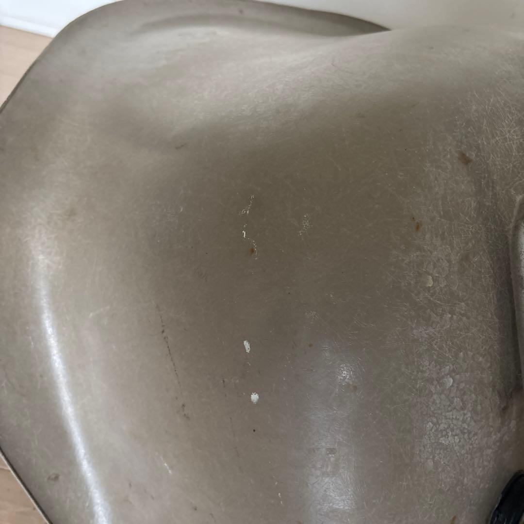 ハーマンミラー Eames Arm shell