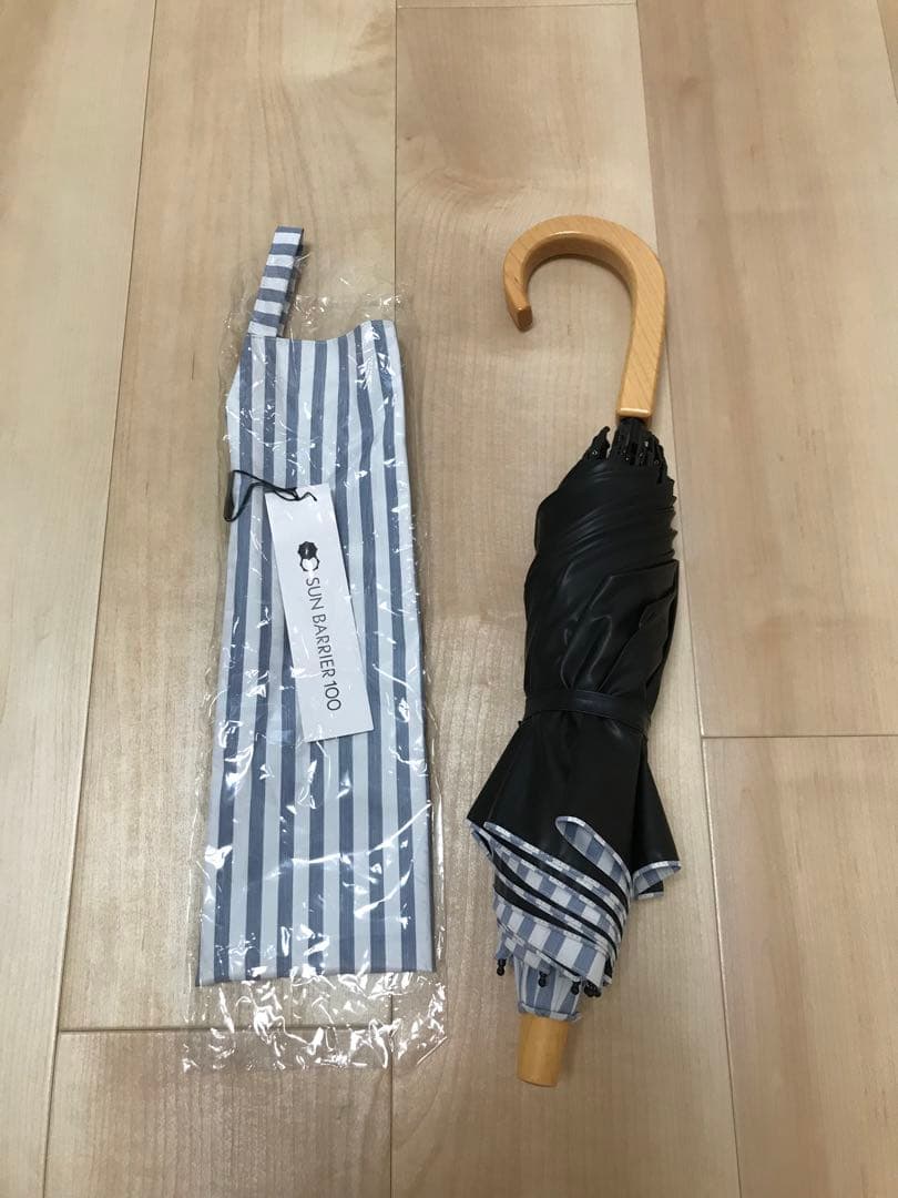 美品 サンバリア100 日傘 2段折　ブルーストライプ