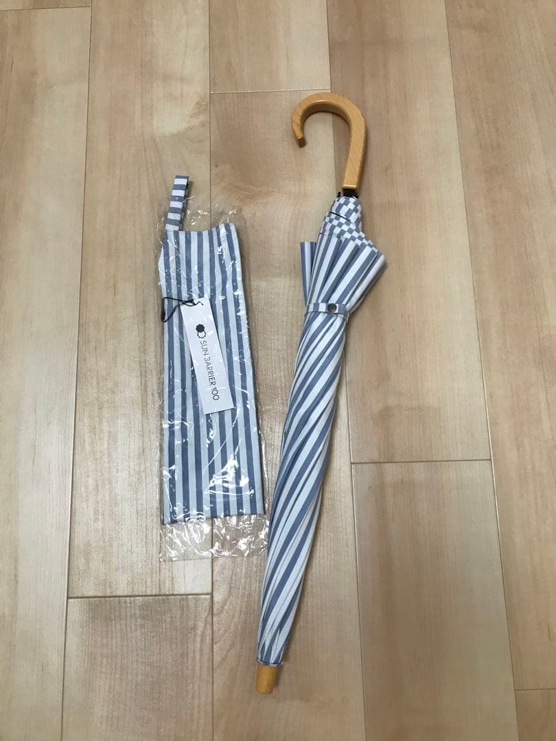 美品 サンバリア100 日傘 2段折　ブルーストライプ