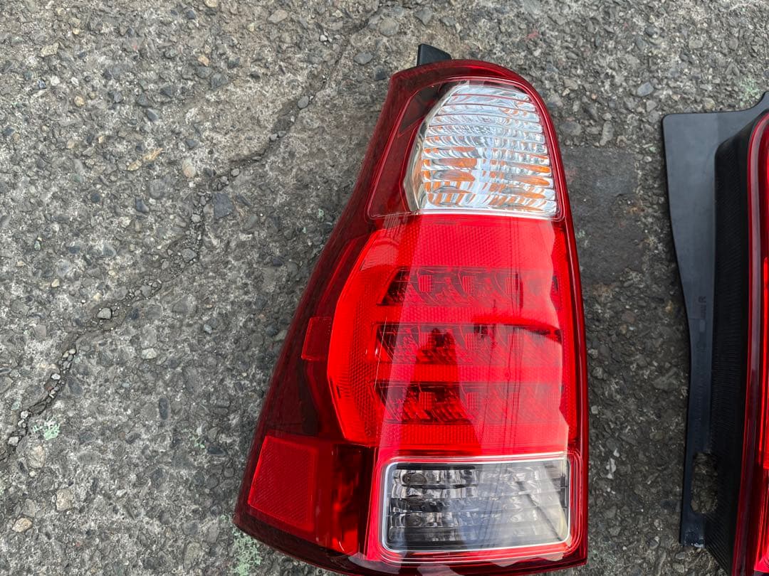 【美品】215 ハイラックスサーフ 後期 純正LEDテールランプ 左(助手席側)