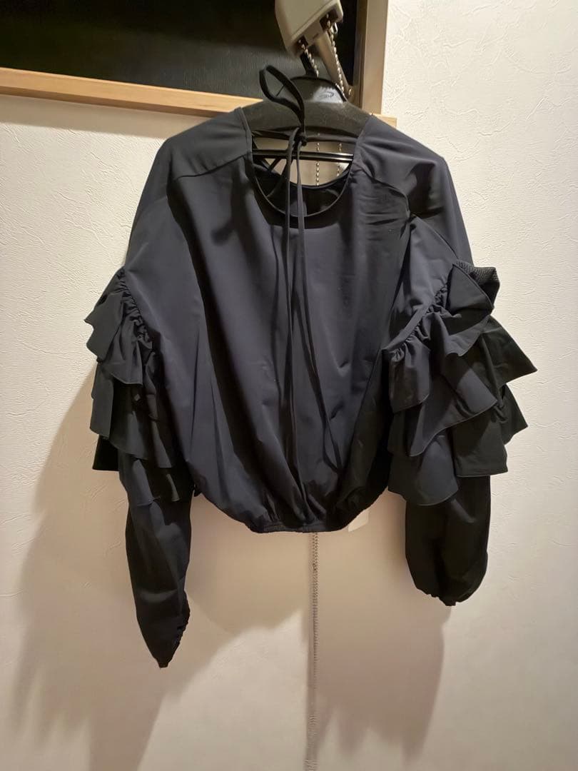 【新品タグ付】 ロージーモンスタートリプルフリルプルオーバー　黒
